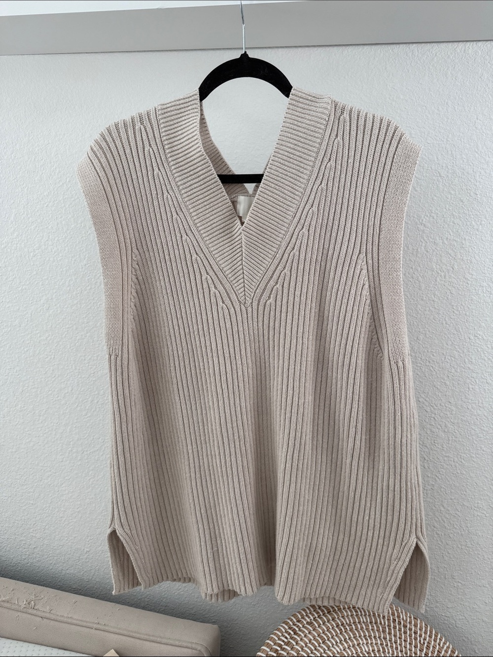 H&M Women's Sleeveless Ribbed V-Neck Sweater Vest in Cream